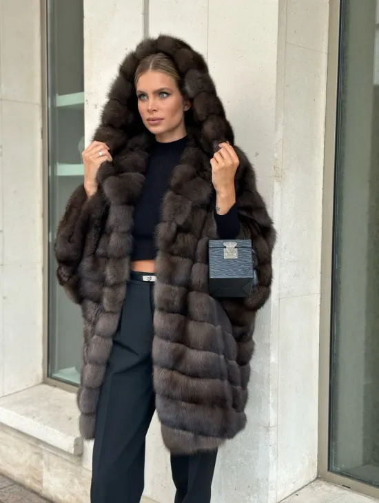 Эффектный жакет из меха соболя с капюшоном седина 1/2 - фото 0