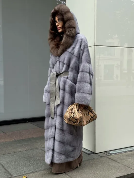 Голубая норковая шуба с капюшоном из меха куницы - фото 4