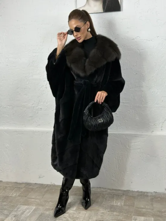 Эффектная шуба свободного силуэта с капюшоном куница - цвет инфинити - фото 5