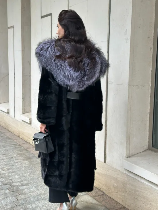 Норковая шуба черного цвета с капюшоном из чернобурки - фото 9