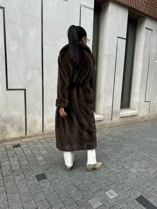 Женская винтажная шуба из аукционного меха норки Saga Furs - фото 11